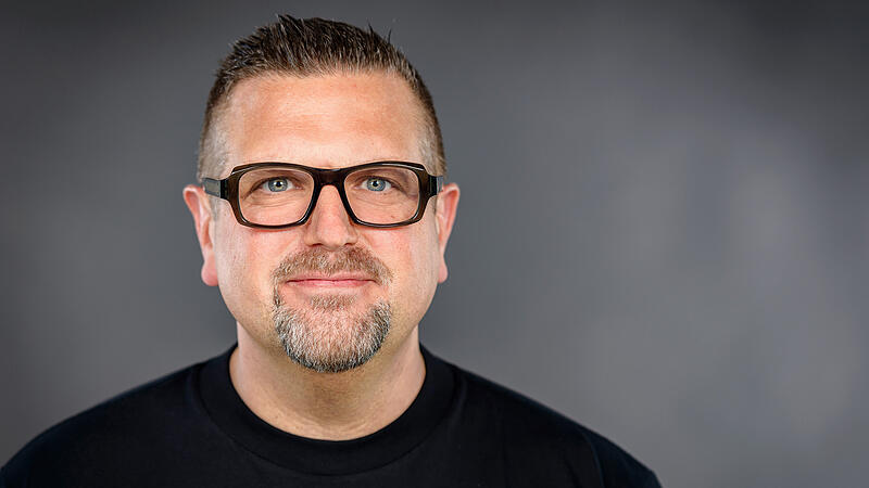 Loadmaster Sebastian Stahl hilft den Instrumenten der Bamberger Symphoniker beim Reisen.