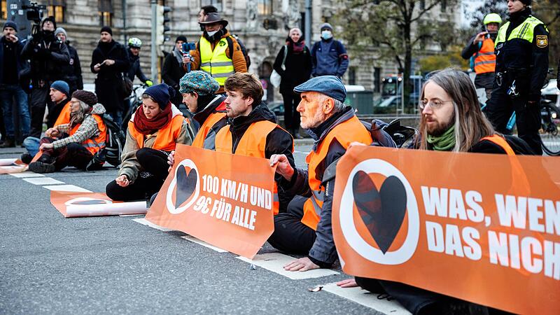 Aktivistinnen und Aktivisten der Klimaschutz-Initiative &bdquo;Letzte Generation&ldquo; haben sich in M&uuml;nchen mit ihren H&auml;nden auf die Stra&szlig;e geklebt.