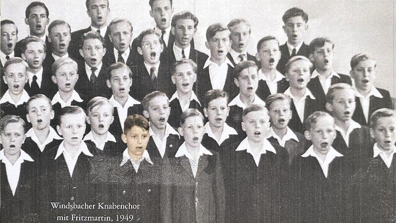Eine Aufnahme des Windsbacher Knabenchors aus dem Jahr 1949, Fritzmartin Kelber ist farbig hervorgehoben. Das Konzert in Kitzingen findet in Gedenken an ihn statt. Eine Aufnahme des Windsbacher Knabenchors aus dem Jahr 1949, Fritzmartin Kelber ist farbig hervorgehoben. Das Konzert in Kitzingen findet in Gedenken an ihn statt.