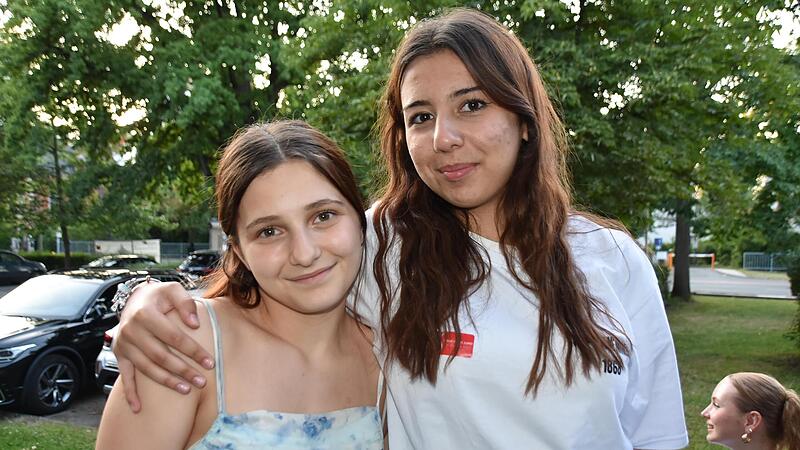 Sara und Ecrin sind froh, dass sie sich während des Austausches kennengelernt haben und nun Freundinnen sind.