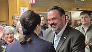 Michael Zwingmann gratuliert Angela Hofmann zu ihrem Wahlsieg.