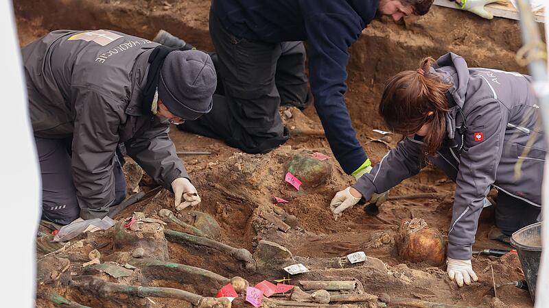 Riesiger Pestfriedhof in Nürnberg entdeckt - Knochen werden in Bamberg untersuchtRiesiger Pestfriedhof in Nürnberg entdeckt - Knochen werden in Bamberg untersucht Riesiger Pestfriedhof in Nürnberg entdeckt - Knochen werden in Bamberg untersuchtRiesiger Pestfriedhof in Nürnberg entdeckt - Knochen werden in Bamberg untersucht