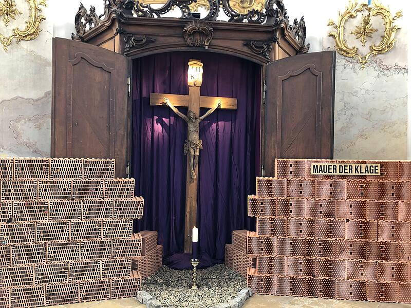 Vielerorts in den Kirchen werden in der Fastenzeit Kreuzwege gebetet. Mancherorts gibt es auch eine &bdquo;Mauer der Klage&ldquo;, wie hier in der Basilika Vierzehnheiligen.