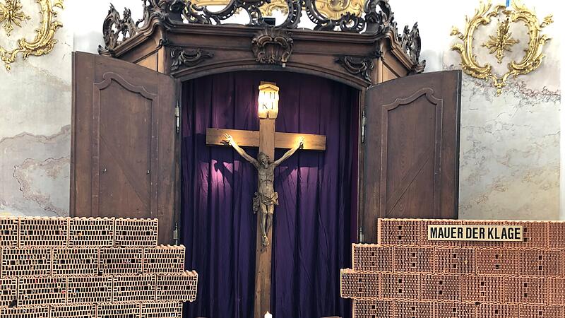 Vielerorts in den Kirchen werden in der Fastenzeit Kreuzwege gebetet. Mancherorts gibt es auch eine &bdquo;Mauer der Klage&ldquo;, wie hier in der Basilika Vierzehnheiligen.