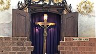 Vielerorts in den Kirchen werden in der Fastenzeit Kreuzwege gebetet. Mancherorts gibt es auch eine &bdquo;Mauer der Klage&ldquo;, wie hier in der Basilika Vierzehnheiligen.