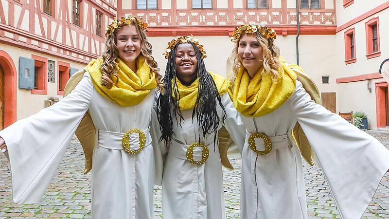 Hannah St&ouml;hr (21) aus Leutenbach, Grace Matandika (23) aus Forchheim und Leonie M&uuml;ller (25) aus Forchheim (von links) werden heuer den Prolog am digitalen Forchheimer Adventskalender sprechen.Forchheim & Fr&auml;nkische Schweiz