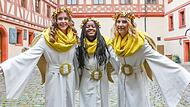 Hannah Stöhr (21) aus Leutenbach, Grace Matandika (23) aus Forchheim und Leonie Müller (25) aus Forchheim (von links) werden heuer den Prolog am digitalen Forchheimer Adventskalender sprechen.Forchheim & Fränkische Schweiz