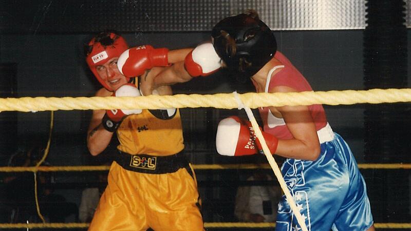 1998 bestreitet Sibylle Marks (rechts) in Suhl ihren ersten Kampf.
