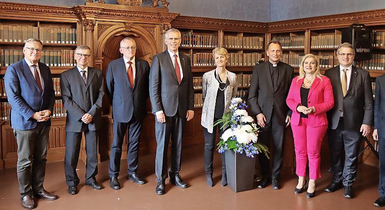 Das Bild entstand beim Festakt zum 400-jährigen Bestehen des OLG Bamberg und zeigt (von links) Oberbürgermeister Andreas Starke, Wolfgang Titze (Vorsitzender des 1. Straf- und Bußgeldsenats ), Bezirksheimatpfleger Dr. Günter Dippold, Dr. Winfried ...