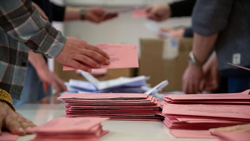Bundestagswahl - Ausz&auml;hlung Briefwahlstimmen in Bayern