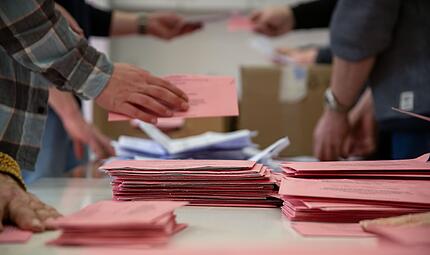 Bundestagswahl - Ausz&auml;hlung Briefwahlstimmen in Bayern