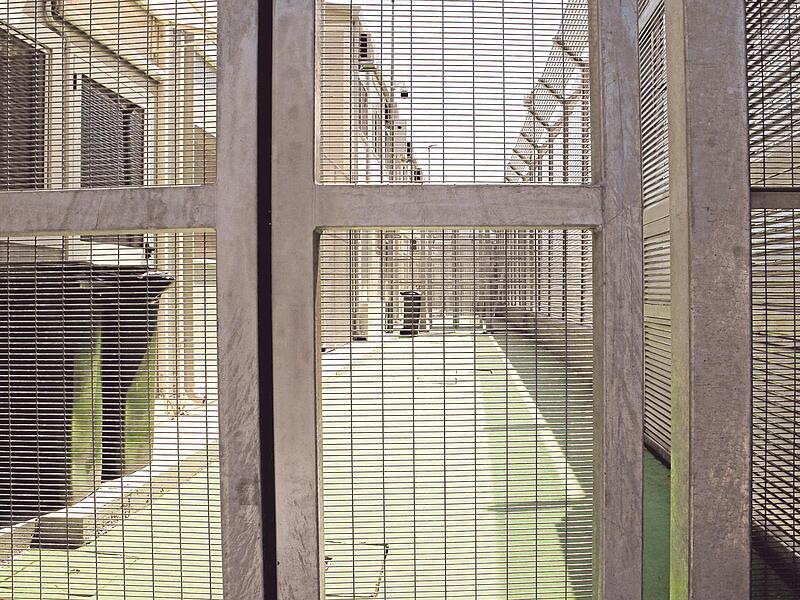 Blick in das italienische Ankunftslager f&uuml;r Fl&uuml;chtlinge in der Hafenstadt Shengjin im n&ouml;rdlichen Albanien. Die Europ&auml;ische Union hat den Weg f&uuml;r die Einrichtung sogenannter R&uuml;ckkehrzentren freigemacht.