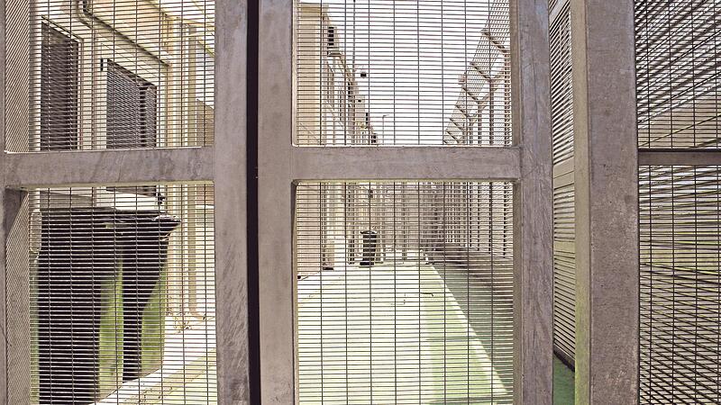 Blick in das italienische Ankunftslager für Flüchtlinge in der Hafenstadt Shengjin im nördlichen Albanien. Die Europäische Union hat den Weg für die Einrichtung sogenannter Rückkehrzentren freigemacht. Blick in das italienische Ankunftslager für Flüchtlinge in der Hafenstadt Shengjin im nördlichen Albanien. Die Europäische Union hat den Weg für die Einrichtung sogenannter Rückkehrzentren freigemacht.