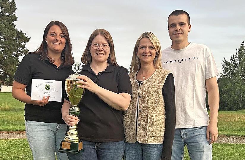 Die Siegermannschaft des Vereinspokalschie&szlig;ens der Almrausch-Sch&uuml;tzen: Die &bdquo;FGS&ldquo; mit Elena Kippes, Heike Kohlhepp, Stephanie Metz und Sportleiter Marco Leitschuh (es fehlt Luca Fu&szlig;).