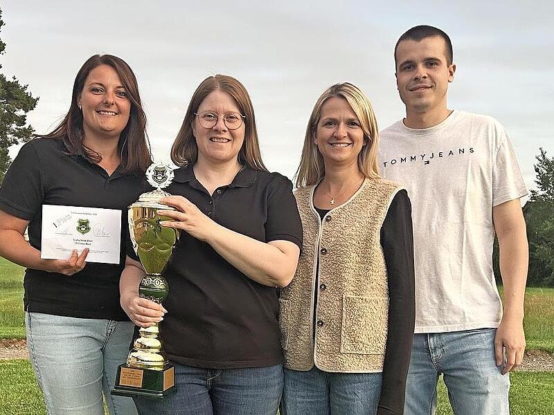 Die Siegermannschaft des Vereinspokalschie&szlig;ens der Almrausch-Sch&uuml;tzen: Die &bdquo;FGS&ldquo; mit Elena Kippes, Heike Kohlhepp, Stephanie Metz und Sportleiter Marco Leitschuh (es fehlt Luca Fu&szlig;).