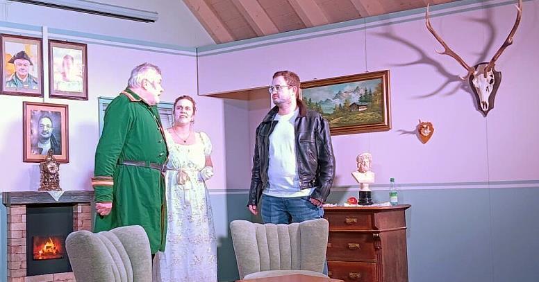 Die Besitzerin will die Villa verkaufen, doch die Hausgeister vergraulen jeden Interessenten. Ein Geisterjäger soll Abhilfe schaffen. Die Besitzerin will die Villa verkaufen, doch die Hausgeister vergraulen jeden Interessenten. Ein Geisterjäger soll Abhilfe schaffen.