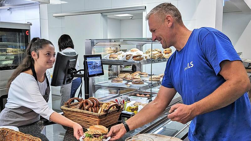 Statt Currywurst gibt es Salat und frische Brötchen: Hausgärtner Frank Berlip genießt das gesunde Essen aus regionalen Zutaten bei Labor LS.