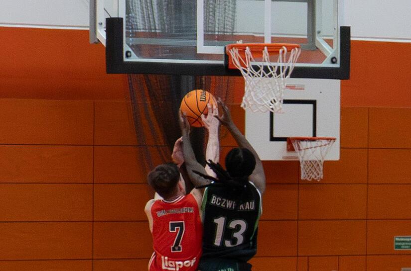 Topscorer unter sich: Eggolsheims Timm Ertl und Osei Zikomo Price.Forchheim & Fr&auml;nkische Schweiz