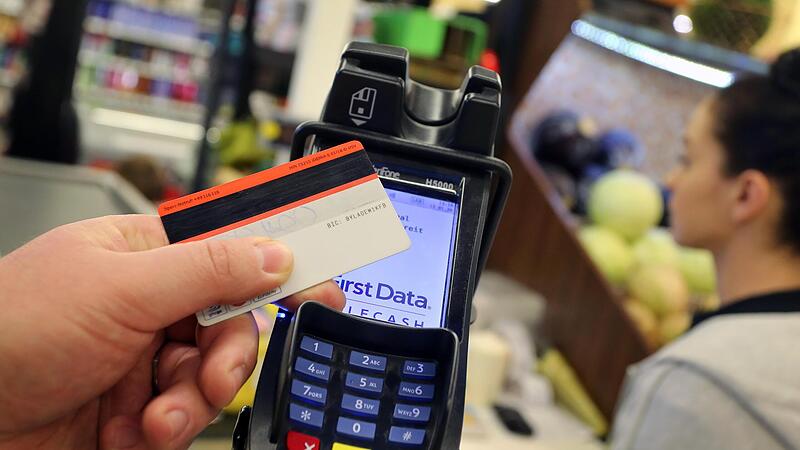 Bargeldloses Bezahlen wird auch in Deutschland immer beliebter. Bargeldloses Bezahlen wird auch in Deutschland immer beliebter.