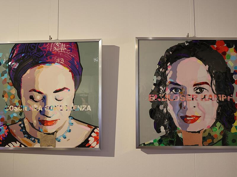 Die Frauenbildnisse sind nicht nur  in realer Form vorhanden, sondern über die QR-Codes können Besucher der Ausstellung auch Videos mit den Botschaften der Frauen sehen und hören.