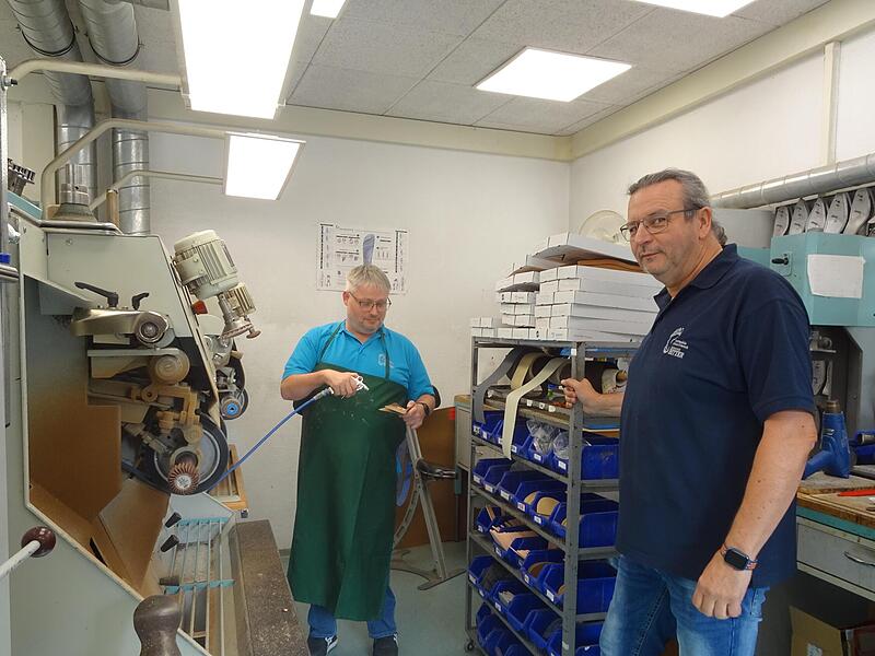 Orthopädie-Schuhmachermeister Edmund Bitter mit Geselle Matthias Loos in der Werkstatt. Er führt sein Geschäft weiter. Orthopädie-Schuhmachermeister Edmund Bitter mit Geselle Matthias Loos in der Werkstatt. Er führt sein Geschäft weiter.