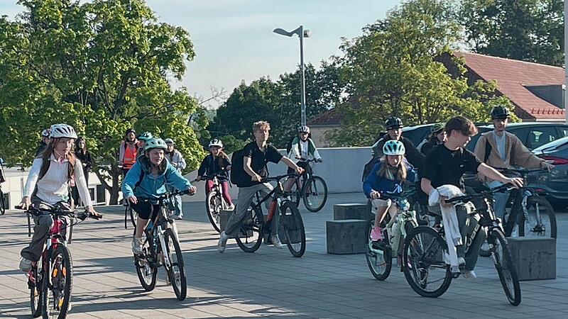 80 Schülerinnen und Schüler eröffneten  die Sommersaison für das „Radtaxi“.