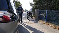 Motorradfahrer verunglückt in Haßfurt genau vor dem Roten Kreuz: Nachdem der 16-jährige Kradfahrer den vor ihm fahrenden Opel Zafira hinten rechts gerammt hatte, kam er rechts von der Fahrbahn ab und prallte in einen Metallzaun.