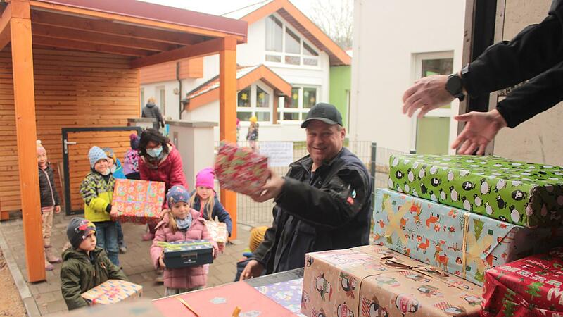 Ein Lkw voller Geschenke für die Kinder im Ahrtal: Stolz brachten die Vorschulkinder der Kita in Wiesenthau Matthias Meixner alle Weihnachtspäckchen.Forchheim & Fränkische Schweiz Ein Lkw voller Geschenke für die Kinder im Ahrtal: Stolz brachten die Vorschulkinder der Kita in Wiesenthau Matthias Meixner alle Weihnachtspäckchen.Forchheim & Fränkische Schweiz