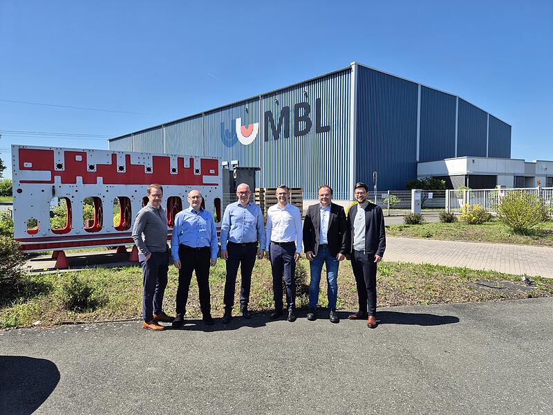 Kooperation Waldrich Coburg mit MLB Hallstadt Kooperation besiegelt: Vor dem Firmengebäude von Maschinenbau Leicht in Hallstadt bei Bamberg stellten sich die Verantwortlichen von Waldrich Coburg und Maschinenbau Leicht zu einem Foto auf.