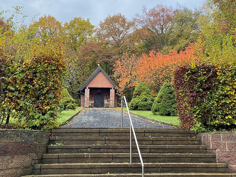 Die Heimkehrer-Kapelle bei Stangenroth eingerahmt von buntem Herbstlaub