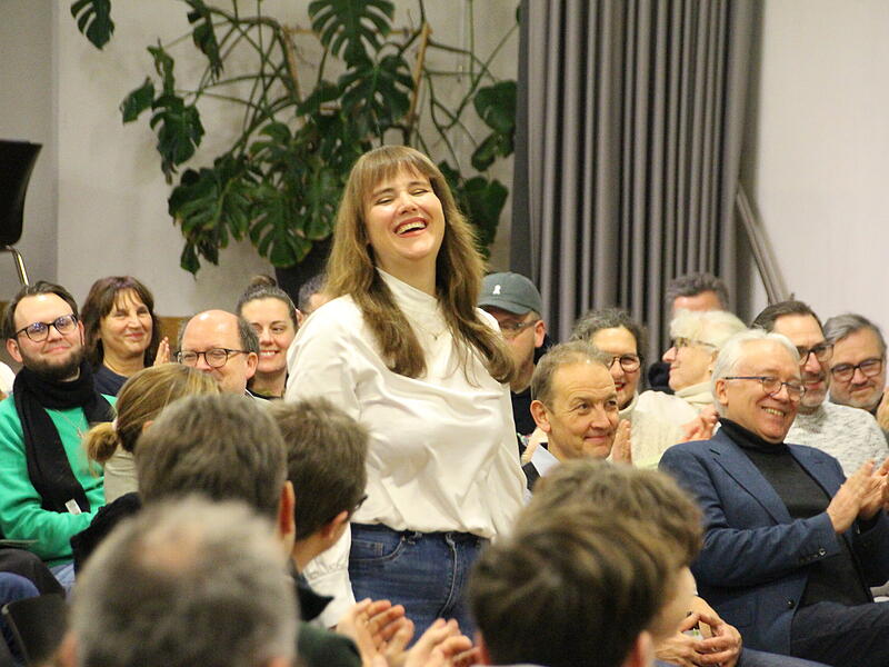 Volles Haus zum Wahlkampfauftakt der Gr&uuml;nen in Coburg: Fast 200 Besucher waren zur Veranstaltung mit der ehemaligen Bundesvorsitzenden Ricarda Lang ins Pfarrzentrum St. Augustin gekommen.