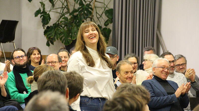 Volles Haus zum Wahlkampfauftakt der Gr&uuml;nen in Coburg: Fast 200 Besucher waren zur Veranstaltung mit der ehemaligen Bundesvorsitzenden Ricarda Lang ins Pfarrzentrum St. Augustin gekommen.