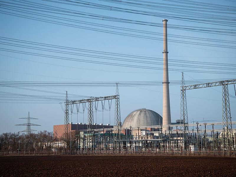 Dampferzeuger werden aus ehemaligem Atomkraftwerk geholt