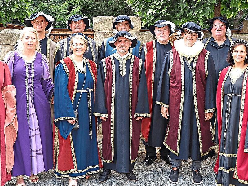 Die Stadträte in historischen Gewändern. Die Stadträte in historischen Gewändern.