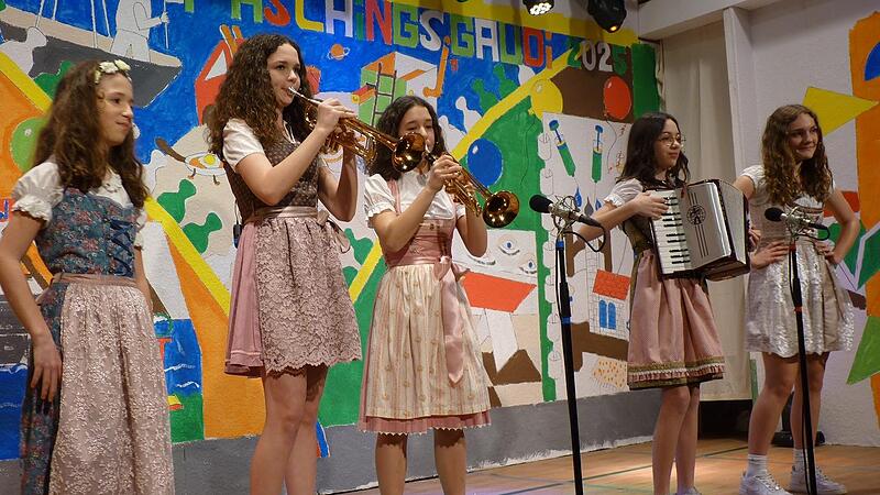 Helena Teufel, Loren Derrer, Emma Reif, Leni Derrer und Paula Fleischmann (von links) beim &bdquo;Witze-Stanzerl&ldquo;.