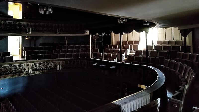 Licht aus im verwaisten Zuschauerraum des Landestheaters. Bei ausverkauften Vorstellungen standen hier 488 Sitzpl&auml;tze zu Verf&uuml;gung.