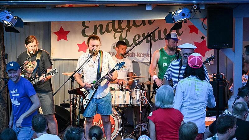 Bruno Barrique mit seiner &bdquo;Endlich Kerwa Band&ldquo; bei der Sandkerwa 2023.