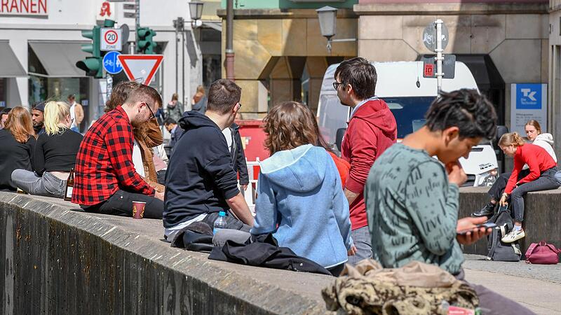 So zwanglos und bequem sitzen wie bisher wird man auf der Unteren Brücke künftig nicht mehr können.
