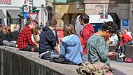 So zwanglos und bequem sitzen wie bisher wird man auf der Unteren Brücke künftig nicht mehr können.