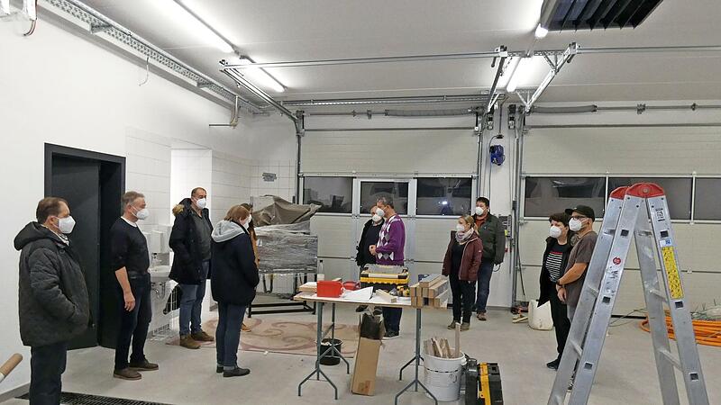 Die G&auml;dheimer Gemeinder&auml;te besichtigten den kombinierten Neubau von Feuerwehr und Bauhof. Bis Weihnachten sollen alle Restarbeiten abgeschlossen sein, so dass einem Umzug der beiden Institutionen nichts mehr im Wege steht.