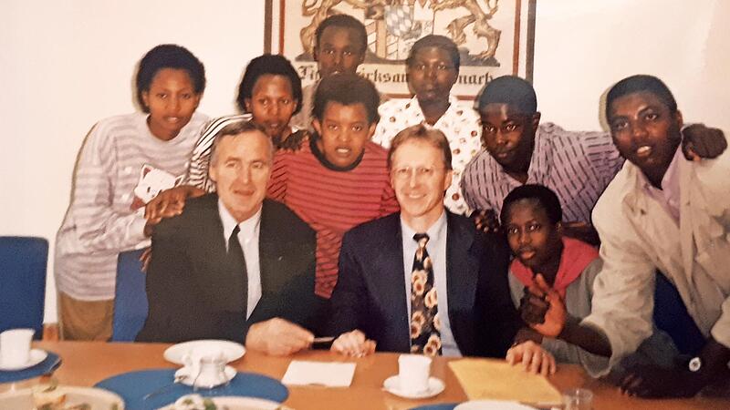 Landrat Werner Schnappauf empfing 1995 Pater Hermann Schulz mit jungen Leuten aus Ruanda.