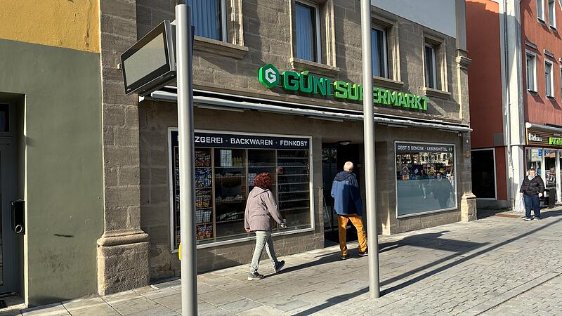 Das Bushaltestellenschild am Forchheimer Paradeplatz wurde jetzt neu aufgestellt und behindert die Markise nicht mehr.