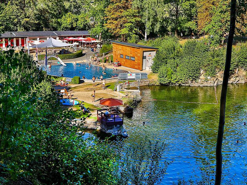 Idyllische Lage mit Waldkulisse: das Naturfelsenbad Goldbergsee.Monika Limmer