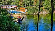 Idyllische Lage mit Waldkulisse: das Naturfelsenbad Goldbergsee.Monika Limmer Idyllische Lage mit Waldkulisse: das Naturfelsenbad Goldbergsee.Monika Limmer