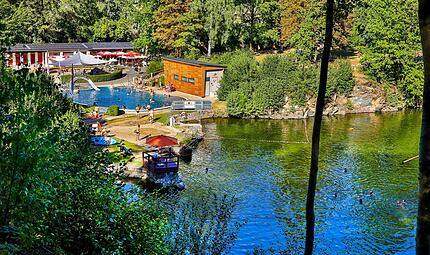 Idyllische Lage mit Waldkulisse: das Naturfelsenbad Goldbergsee.Monika Limmer