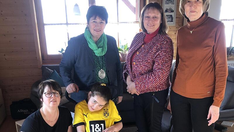 Vorne: Katrin Bischof und Tochter Luisa; hinten von links: Kreisbäuerinnen Helene Greubel und Edeltraud Häusler, Vorstandsmitglied Jutta Schneider. Vorne: Katrin Bischof und Tochter Luisa; hinten von links: Kreisbäuerinnen Helene Greubel und Edeltraud Häusler, Vorstandsmitglied Jutta Schneider.