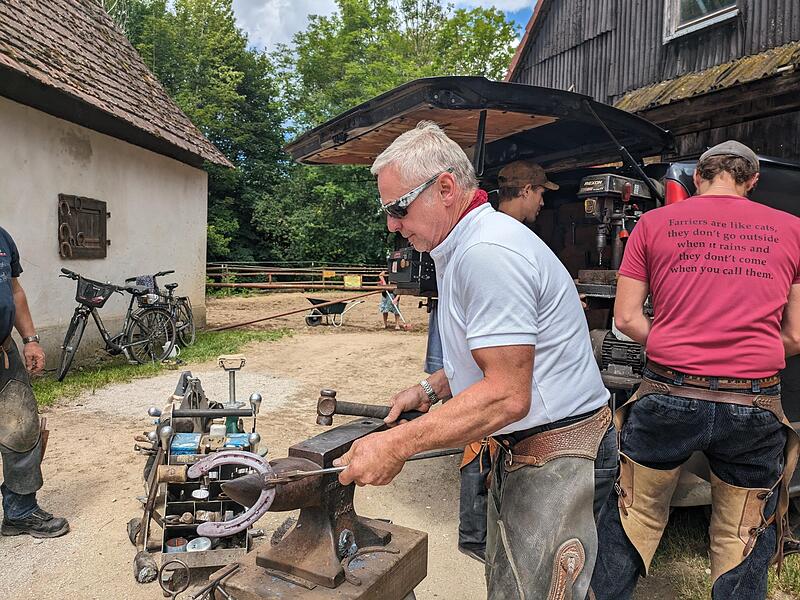Uwe Schweiger bereitet die neuen Eisen f&uuml;r das Pferd vor.Historischer Markt in Ebermannstadt