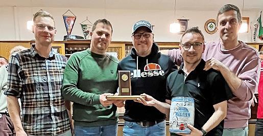 Die „Trumpfjäger“ mit ihrem Siegerpokal (von links): Matthias Schmück, Stefan Schießer, Sebastian Wufka und Michael Muth sowie Initiator Felix Füller.