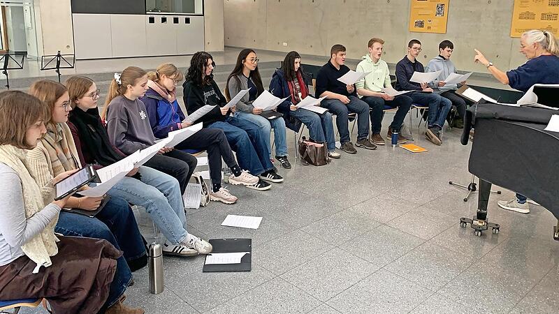 Das Vokalensemble unter Leitung von Barbara Baumann studiert die Händel-Melodie „Joy to the world“ in einem anspruchsvollen Arrangement des lettischen Komponisten Vytautas Miskinis.