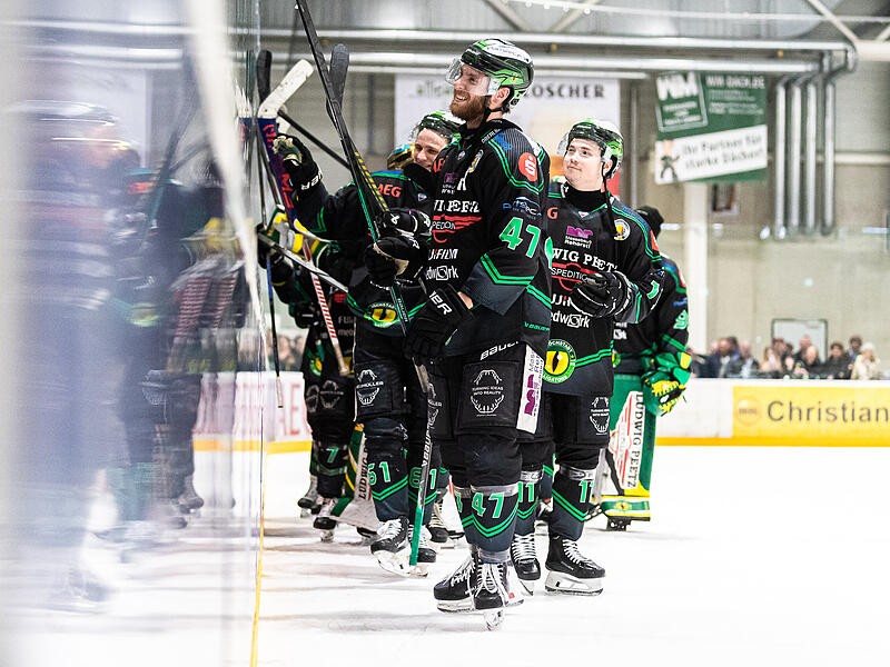 Philipp Stobbe (vorne) hat ein interessantes f&uuml;nftes Jahr im Trikot des H&ouml;chstadter EC hinter sich. Teil 1 der Saison-Einzelkritik bewertet die Torh&uuml;ter und Verteidiger der Alligators.